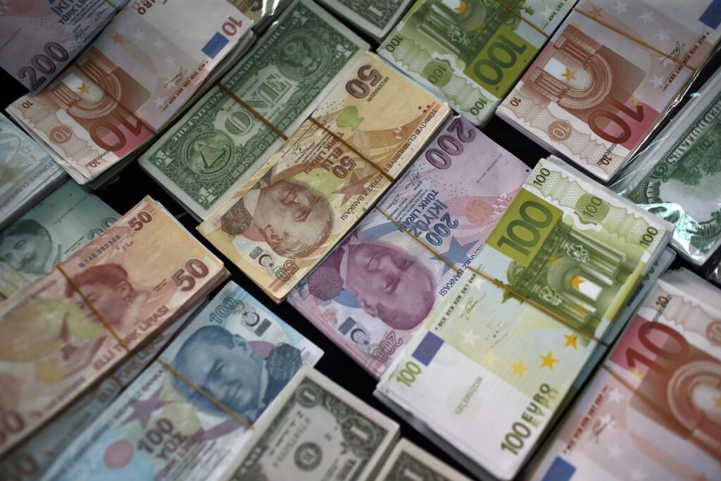 KK71 Istanbul - Na snímke turecké líry (uprostred) s portrétom  zakladateľa moderného Turecka Mustafu Kemala Ataturka sú položené medzi ostatnými zahraničnými menami  v Istanbule 8. júna 2015. Burza v Istanbule sa dostala po nedeľňajších (7.6.) parlamentných voľbách silno pod tlak. Hlavný index 100 sa dnes krátko po otvorení prepadol o 8,5 %. Klesol na 75.268 bodov. Bola to jeho najnižšia úroveň od októbra 2014. Index počas predpoludnia mierne posilnil. Nedôvera investorov sa prejavila v silnom 