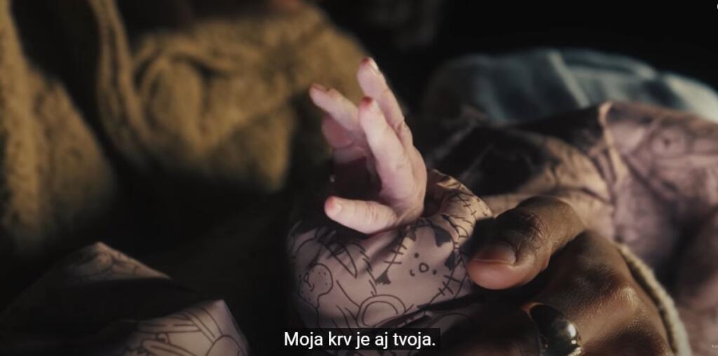 Matúš Kolárovský vo svojom klipe priznal, že je otcom Twiinskinej dcérky Ney. Urobil tak tri mesiace po jej narodení.