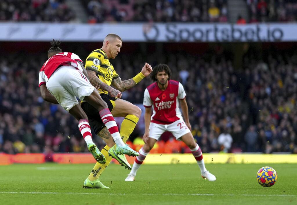 Slovenský futbalista Juraj Kucka (druhý vľavo) z Watfordu a Nuno Tavares z Arsenalu počas zápasu 11. kola anglickej Premier League FC Arsenal - FC Watford 7. novembra 2021 v Londýne. Slovenský reprezentant Juraj Kucka videl v zápase červenú kartu, keď inkasoval dve žlté za fauly v 31. a 89. minúte.