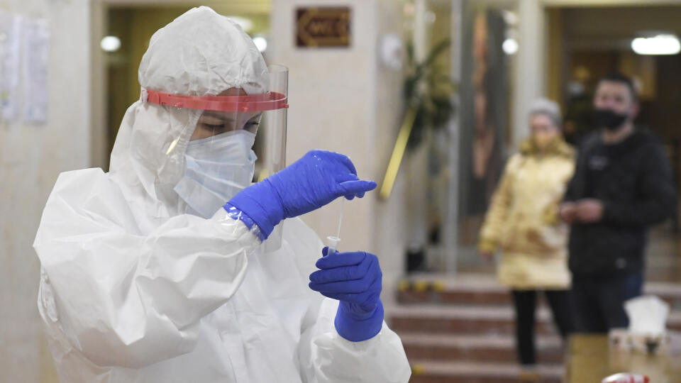 Od stredy 3. 2. do nedele 7. 2. potrebujú obyvatelia viacerých okresov na vstup do zariadení, vrátane škôl a školských zariadení, negatívny PCR alebo antigénový test vykonaný najneskôr od 27. januára 2021. Výnimku z testu majú deti do desať rokov alebo ľudia nad 65 rokov. Platia aj ďalšie výnimky. Na snímke zdravotníčka v ochrannom obleku počas antigénového testovania na odberovom mieste na košickom magistráte 3. februára 2021. FOTO TASR – František Iván