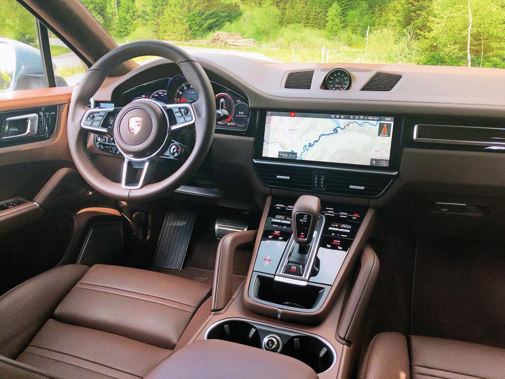 Interior: Processed with great emphasis on perceived quality, Porsche is committed to being distinguished from the brothers in the group.