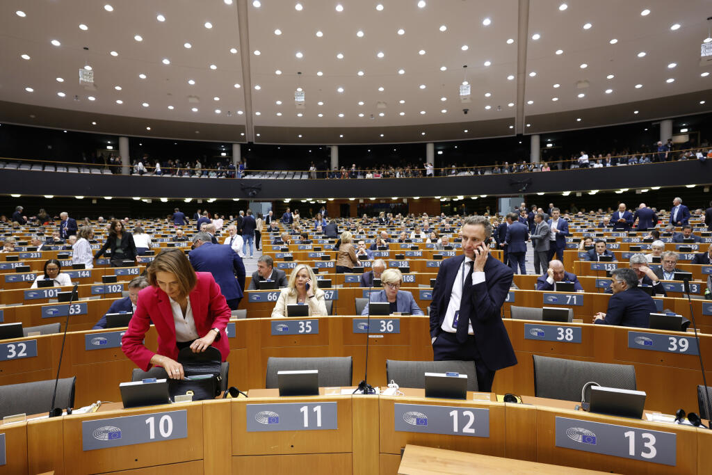 WA 14 Brusel - Europoslanci prichádzajú na plenárne zasadnutie Európskeho parlamentu v Bruselu v stredu 21. mája 2025. FOTO TASR/AP

Members of European Parliament take their seats prior to a plenary session at the European Parliament building in Brussels, Wednesday, May 21, 2025. (AP Photo/Geert Vanden Wijngaert)