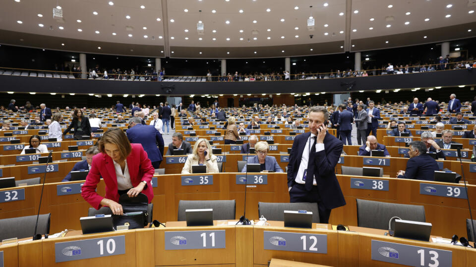 WA 14 Brusel - Europoslanci prichádzajú na plenárne zasadnutie Európskeho parlamentu v Bruselu v stredu 21. mája 2025. FOTO TASR/AP
Members of European Parliament take their seats prior to a plenary session at the European Parliament building in Brussels, Wednesday, May 21, 2025. (AP Photo/Geert Vanden Wijngaert)