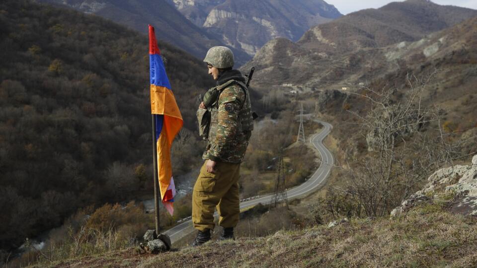 JB 6 Čarektar - Etnický arménsky vojak stojí pri zástave Náhorného Karabachu na vrchu neďaleko kontrolného stanovišťa pri dedine Čarektar na hranici s azerbajdžanským okresom Kalbadžar, v samozvanom regióne Náhorný Karabach 25. novembra 2020. V spornej oblasti Náhorného Karabachu sa 7. septembra obnovili boje medzi Azerbajdžanom a Arménskom. Ruský prezident Vladimir Putin, azerbajdžanský prezident Ilham Alijev a arménsky premiér Nikol Pašinjan 9. novembra podpísali zmluvu o úplnom ukončení bojov