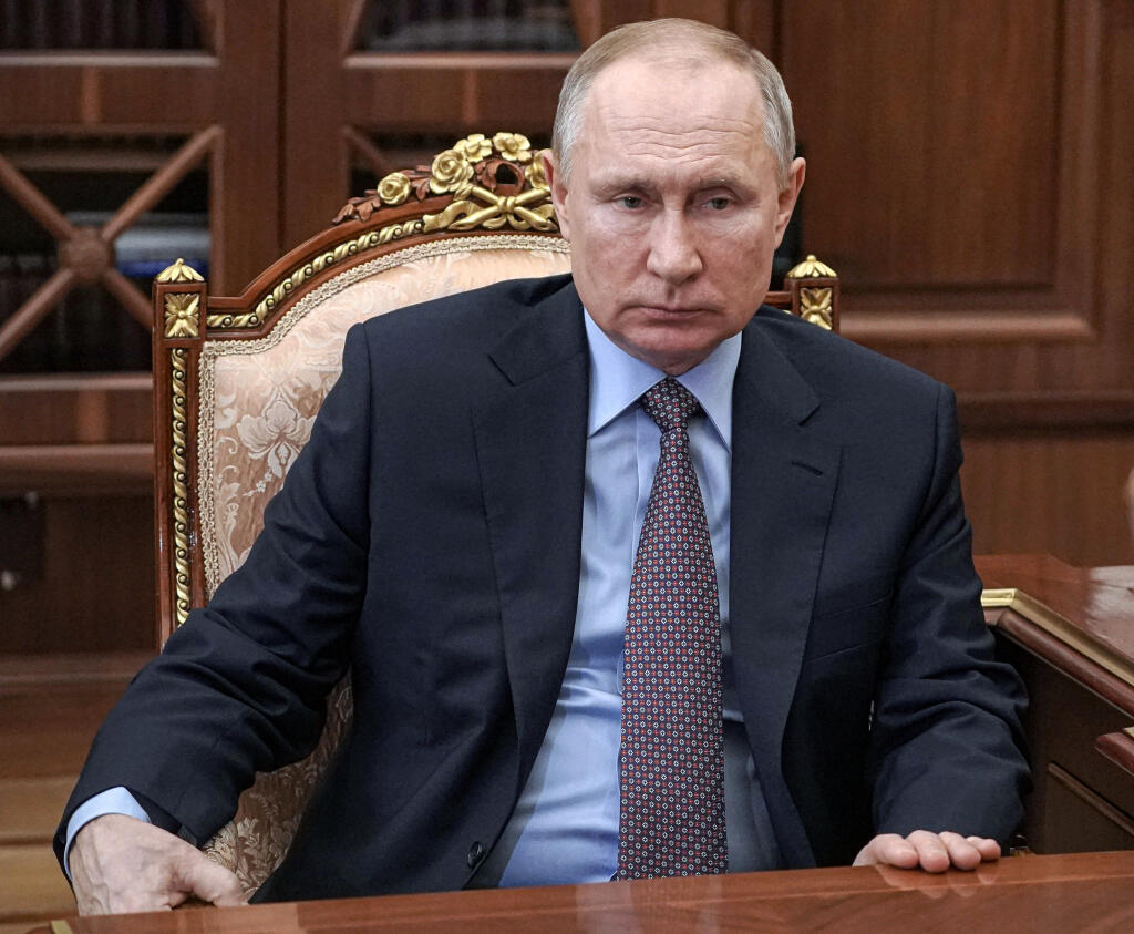 JB 34 Moskva - Ruský prezident Vladimir Putin počúva šéfa Účtovnej komory Ruska Alexeja 
Kudrina počas ich stretnutia v Kremli v Moskve 23. marca 2021. Ruský prezident Vladimir Putin dostal v utorok večer prvú dávku vakcíny proti ochoreniu COVID-19. Oznámil to jeho hovorca Dmitrij Peskov bez toho, aby spresnil, ktorou vakcínou bol 68-ročný Putin konkrétne zaočkovaný. Informovala o tom agentúra AFP s odvolaním sa na ruské médiá. FOTO TASR/AP

Russian President Vladimir Putin listens to Alexei Kud