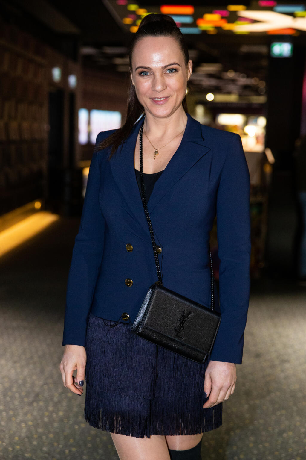Moderátorka Adriana Poláková prichádza na premiéru filmu do jedného z bratislavských kín.
