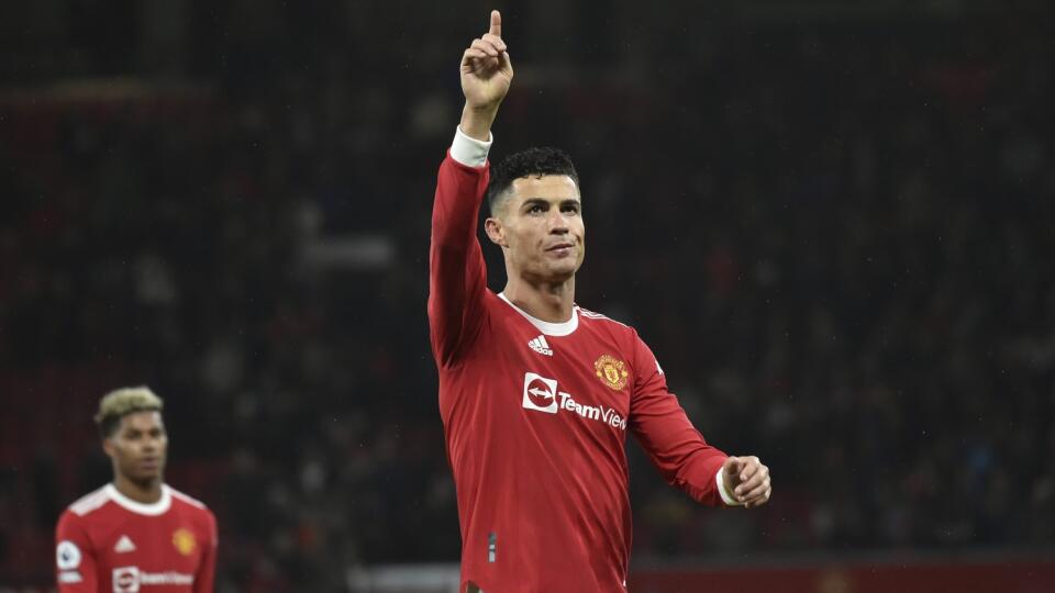 EBE 2 Manchester - Na snímke portugalský útočník Manchestru United Cristiano Ronaldo pozdravuje fanúšikov po dohrávke 18. kola anglickej Premier League vo futbale Manchester United - Brighton & Hove Albion (2:0) v utorok 15. februára 2022. FOTO TASR/AP
Manchester United's Cristiano Ronaldo celebrates scoring his side's first goal during the English Premier League soccer match between Manchester United and Brighton & Hove Albion at Old Trafford stadium, in Manchester, England, Tuesday, Feb. 15,