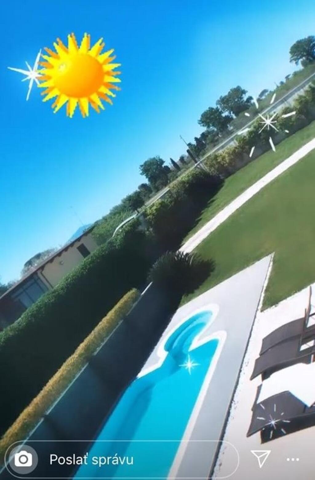 Dom Lobotku a Nízlovej má takýto luxusný pozemok s krásnym bazénom.