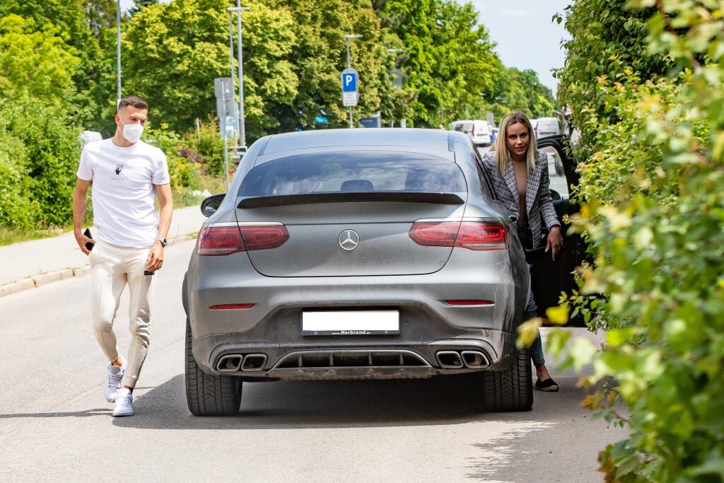 Bénesovi robila spoločnosť na zraze sexi priateľka Viktória.