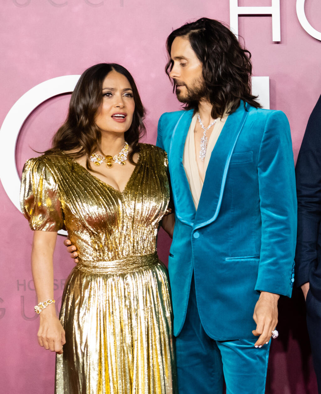 Jared Leto nevedel odtrhnúť oči od výstrihu Salma Hayek.