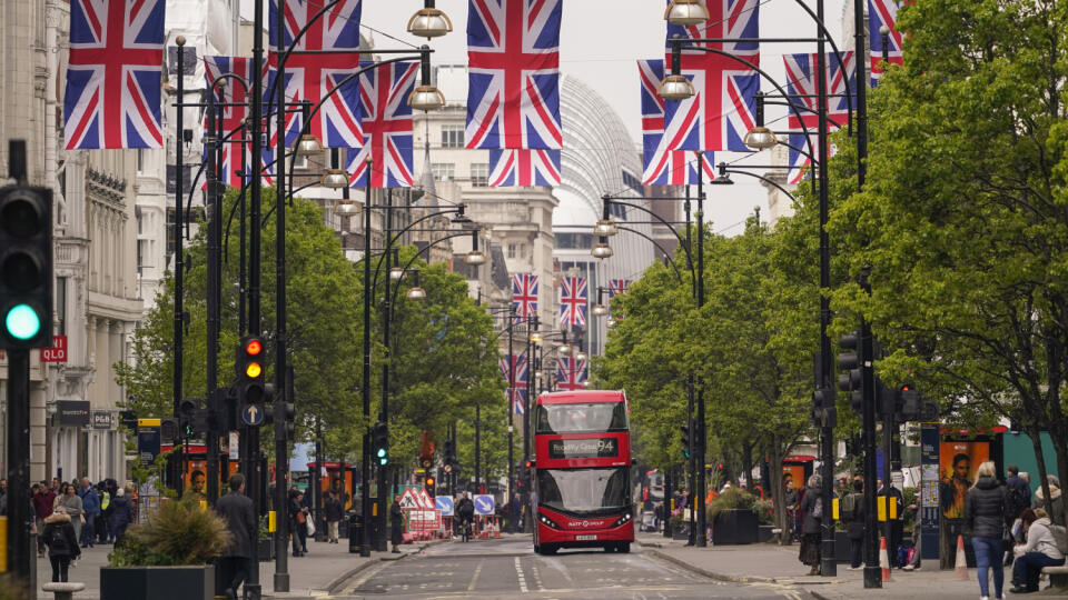 KK50 Londýn - Na snímke vlajky Spojeného kráľovstva Veľkej Británie visia počas príprav na korunováciu britského kráľa Karola III. v Londýne 27. apríla 2023. Korunovácia Karola III. vo Westminsterskom opátstve sa bude konať 6. mája a zúčastnia sa na nej predstavitelia mnohých krajín sveta. FOTO TASR/AP
Union flags hang over Oxford Street ahead of the coronation of Britain's King Charles III, in London, Thursday, April 27, 2023. (AP Photo/Alberto Pezzali)