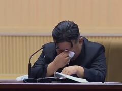 Neuveriteľné FOTO: Diktátor Kim Čong-un PLAKAL pred tisíckami žien, aha, o čo ich prosil
