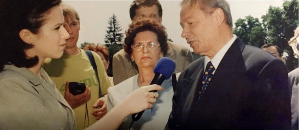 Začiatky. Ešte počas vysokej školy pracovala ako redaktorka regionálnej televízie. Na snímke s exprezidentom Schusterom.