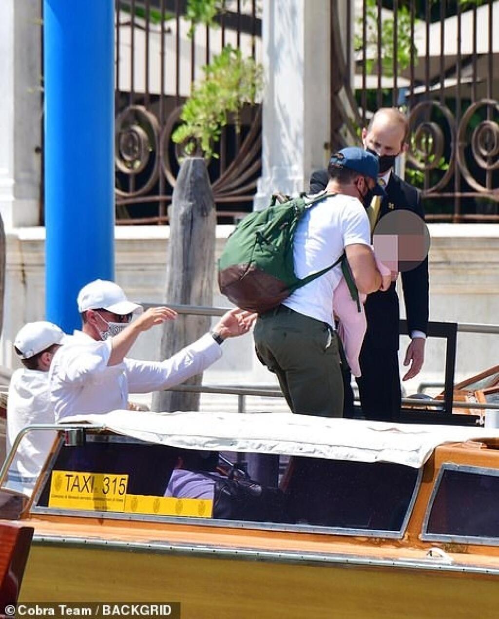 Zaľúbenci a rodičia 9-mesačnej Daisy Katy Perry (36) a Orlando Bloom (44) sa vybrali do historických Benátok a aj keď im fotografi a fanúšikovia nechceli dať pokoj, neustále si prejavovali nežnosti a užívali každý moment.