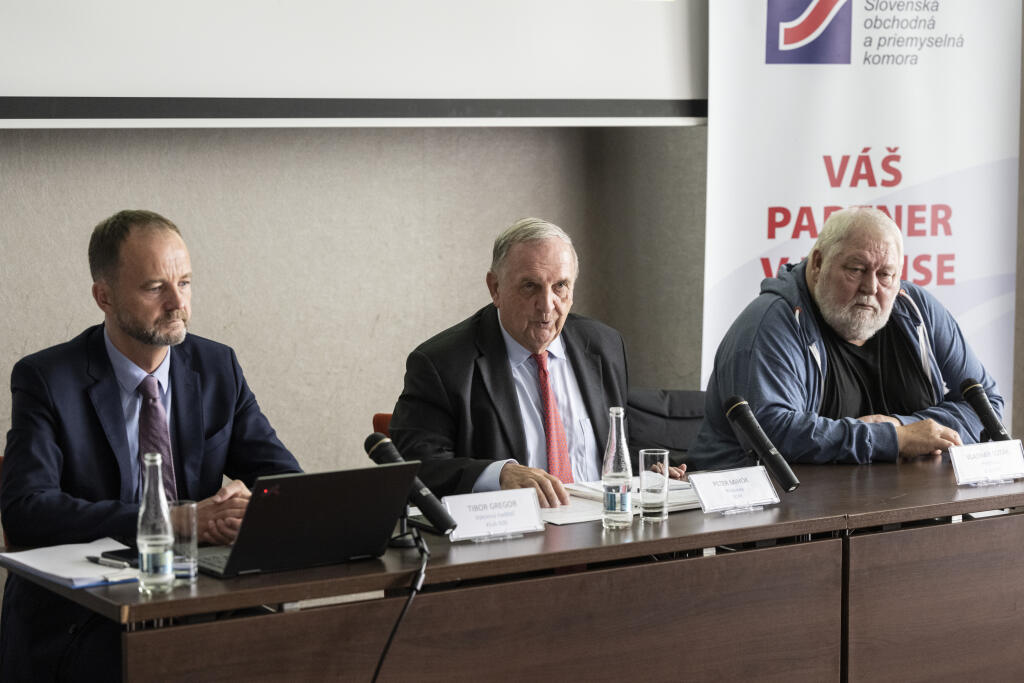 Na snímke zľava výkonný riaditeľ Klubu 500 Tibor Gregor a predsedovia Klubu 500 Peter Mihok a Vladimír Soták počas tlačovej konferencie Klubu 500 a SOPK k zabezpečeniu dodávok plynu v Bratislave, 17. mája 2022. FOTO TASR - Pavel Neubauer	


        