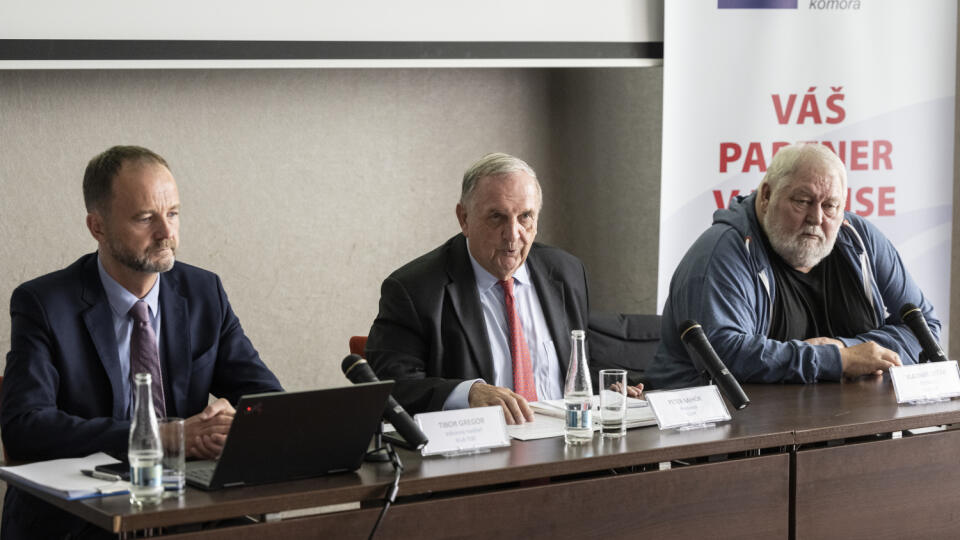 Na snímke zľava výkonný riaditeľ Klubu 500 Tibor Gregor a predsedovia Klubu 500 Peter Mihok a Vladimír Soták počas tlačovej konferencie Klubu 500 a SOPK k zabezpečeniu dodávok plynu v Bratislave, 17. mája 2022. FOTO TASR - Pavel Neubauer