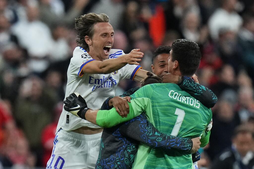 KK73 Paríž - Na snímke brankár Thibaut Courtois (vpravo) z Realu Madrid sa teší so spoluhráčom Lukom Modričom po víťazstve vo finálovom zápase Ligy majstrov FC Liverpool - Real Madrid 28. mája 2022 na štadióne Stade de France v Paríži. Futbalisti Realu Madrid triumfovali v Lige majstrov. V sobotnom finále na parížskom Stade de France zdolali FC Liverpool 1:0 a najcennejšiu klubovú trofej na kontinente získali rekordný štrnástykrát v histórii. FOTO TASR/AP
Real Madrid's goalkeeper Thibaut Courtoi