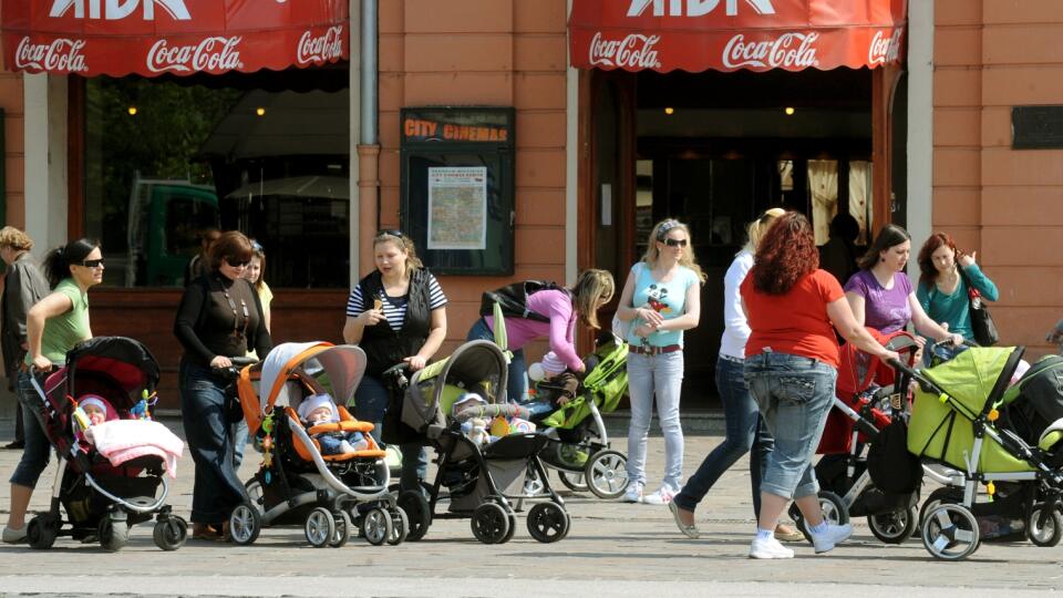 deti rodiny matky koèíkovanie prechádzky oddych