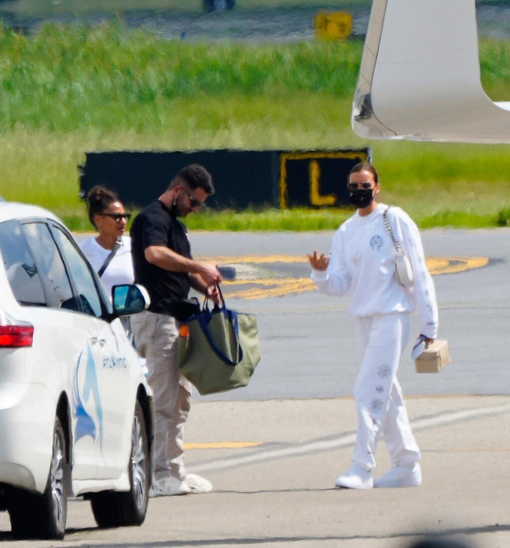 Irina Shayk a Kayne West na letisku po návrate z Francúzska. Prileteli spoločne súkromným jetom.