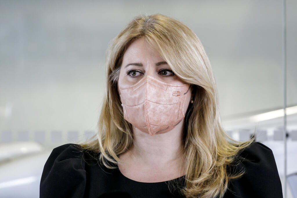 Na snímke prezidentka Zuzana Čaputová počas vyjadrenia na bratislavskom letisku pred odletom na mimoriadny samit lídrov Severoatlantickej aliancie v piatok 25. februára 2022. K online rokovaniu sa pripojí z Varšavy spolu s ďalšími lídrami štátov východného krídla NATO, tzv. Bukureštskej deviatky (B9), ktorej členmi sú okrem Slovenska aj Česko, Poľsko, Maďarsko, Rumunsko, Bulharsko, Litva, Lotyšsko a Estónsko. FOTO TASR - Dano Veselský