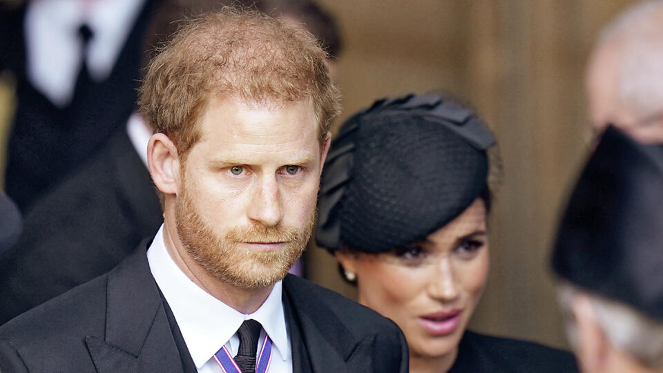 Harry a Meghan si na vysokej nohe nežijú.