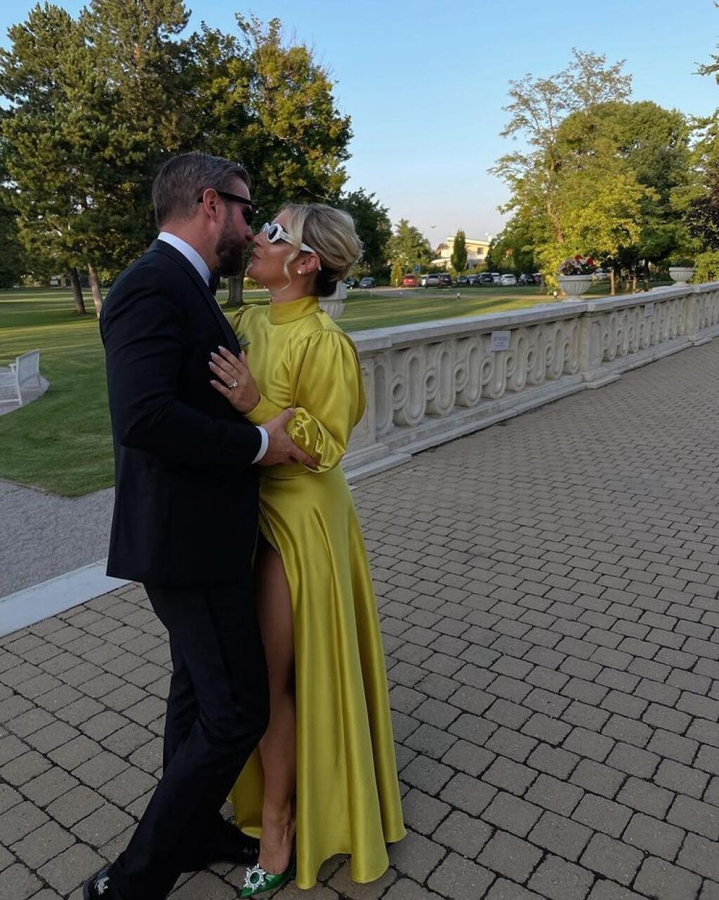 Dominika Cibulková si svoj život užíva plnými dúškami, za čo ju mnoho ľudí obdivuje, ale aj nenávidí. Až príliš často chodí na luxusné dovolenky a nezabúda na veľkolepé oslavy jej kamošov a rodiny, ktoré väčšinou usporadúva ona sama. Musíte uznať, že aj na to má talent.