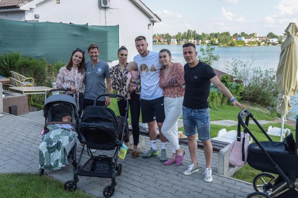 ZĽAVA: Patrik Hrošovský s manželkou, Milan Škriniar s priateľkou Barborou a do Senca dorazil aj futbalista Jaroslav Mihalík, ktorý je takisto čerstvým otcom.