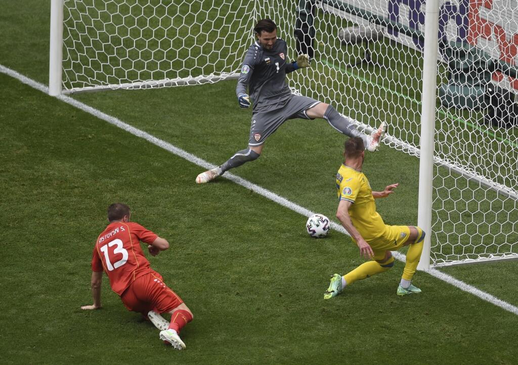 KK12 Bukurešť - Ukrajinský futbalista Andrij Jarmolenko strieľa gól počas zápasu základnej C-skupiny Ukrajina - Severné Macedónsko na ME vo futbale 17. júna 2021 v Bukurešti. FOTO TASR/AP
Ukraine's Andriy Yarmolenko scores his side's opening goal during the Euro 2020 soccer championship group C match between Ukraine and North Macedonia at the National Arena stadium in Bucharest, Romania, Thursday, June 17, 2021. (AP Photo/Mihai Barbu, Pool)