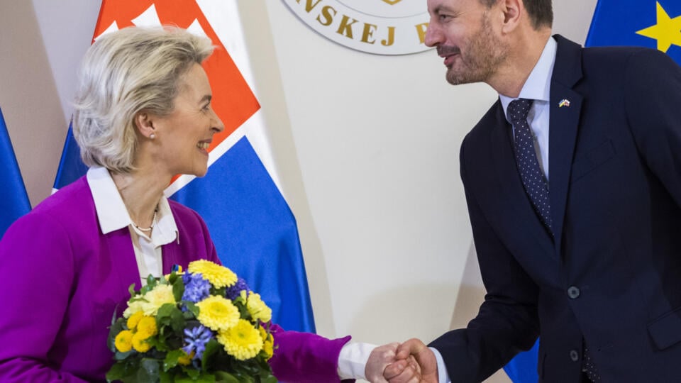 Na snímke slovenský premiér Eduard Heger (vpravo) a predsedníčka Európskej komisie Ursula von der Leyenová počas stretnutia na Úrade vlády v Bratislave 3. marca 2022. FOTO TASR - Jaroslav Novák