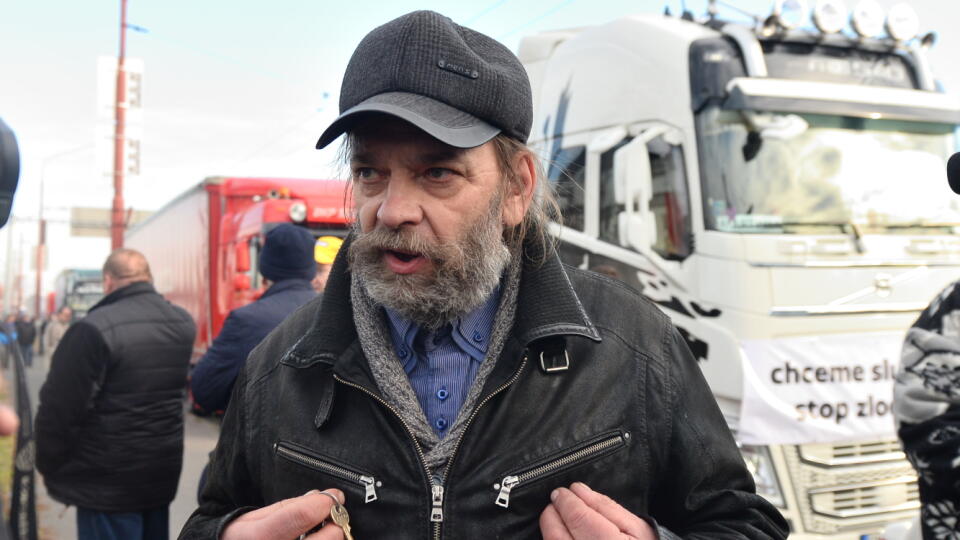 Štrajk Únie autodopravcov Slovenska (UNAS) v Bratislave 7. januára 2020. Na snímke člen predsedníctva UNAS Stanislav Skala. FOTO TASR - Martin Baumann