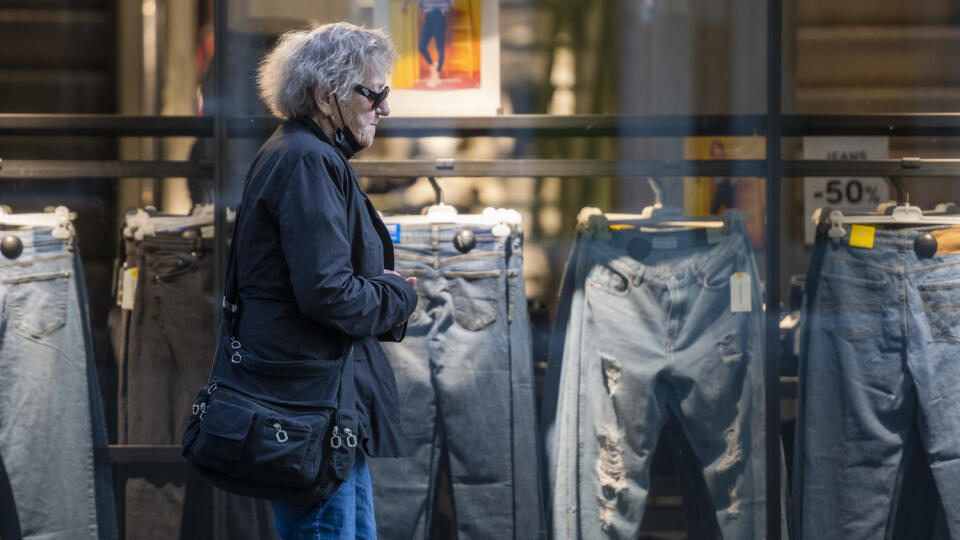Na snímke dôchodkyňa prechádza okolo obchodu s oblečením počas uvoľňovania opatrení v rámci pandémie koronavírusu v centre Bratislavy 3. júna 2020. Seniori vo veku nad 65 rokov od stredy už nenakúpia vo vyhradenom čase. FOTO TASR - Jaroslav Novák