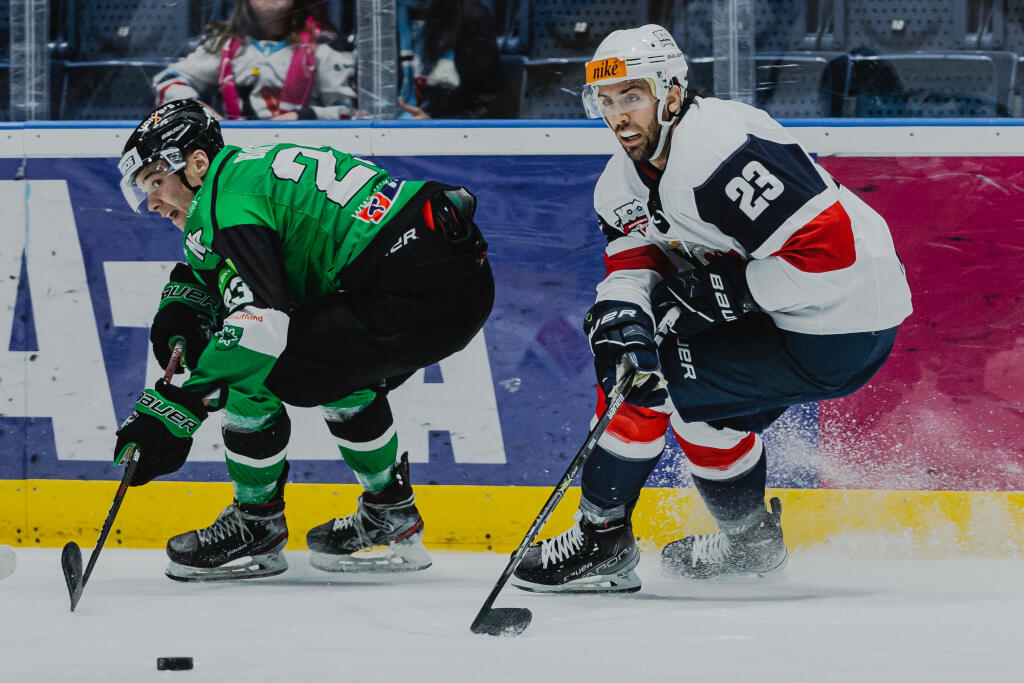 Na snímke Brant Harris (Slovan) a Martin Barto (Nové Zámky) počas zápasu 11.kola základnej časti hokejovej Tipos Extraligy medzi HC Slovan Bratislava a HC Nové Zámky.