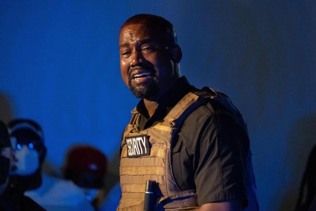 Kanye sa podľa fanúšikov nervovo zrútil. Začal verbálne útočiť na vlastnú rodinu. Paranoidne pôsobiace reči pritom patria k bipolárnej poruche, ktorou reper trpí.
