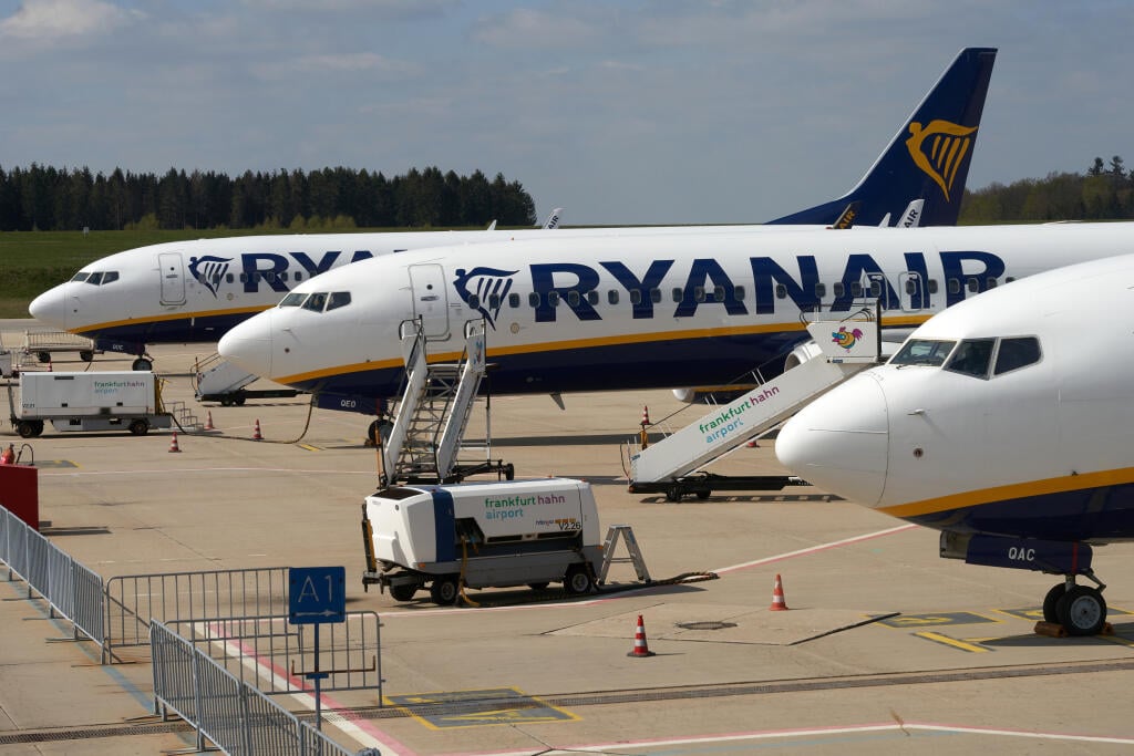 KK17 Hahn - Na archívnej snímke zo 14. apríla 2020 lietadlá spoločnosti Ryanair sú odstavené na letisku v Hahne. Írska letecká spoločnosť Ryanair plánuje znížiť svoju zimnú kapacitu o tretinu v reakcii na obnovenie cestovných obmedzení v Európe v dôsledku druhej vlny pandémie nového koronavírusu. Ryanair to oznámil vo štvrtok 15. októbra 2020. FOTO TASR/DPA
ARCHIV - 14.04.2020, Rheinland-Pfalz, Hahn: Maschinen von Ryanair stehen vor dem Passagierterminal des Flughafens Hahn. Europas größter Bill