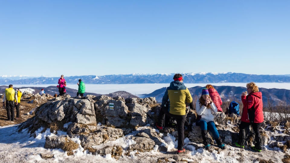 Na snímke turisti na vrchu Kľak (1 351,6 m.n. m.) v nedeľu 19. januára 2025 v Lúčanskej Malej Fatre na hranici okresov Žilina a Martin. FOTO TASR - Daniel Stehlík