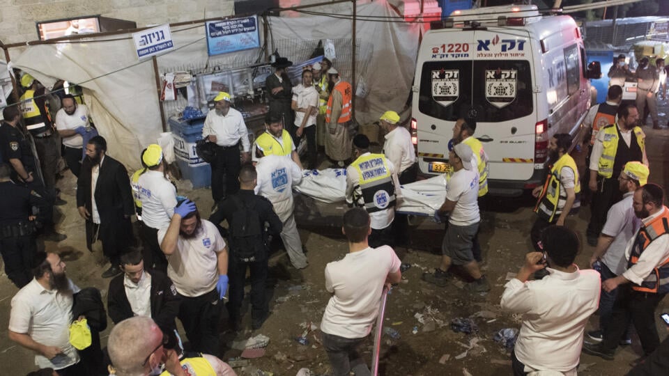 EBE 1 Meron - Najmenej 44 ľudí prišlo o život v tlačenici na židovskej púti v obci Meron na úpätí rovnomennej hory na severe Izraela. Na snímke záchranári prevážajú telo obete, ktorá zomrela počas osláv náboženského sviatku Lag BaOmer v piatok 30. apríla 2021. FOTO TASR/AP
Israeli security officials and rescuers carry a body of a victim who died during a Lag Ba'Omer celebrations at Mt. Meron in northern Israel, Friday, April 30, 2021. More than 100 people were injured, dozens critically, in a