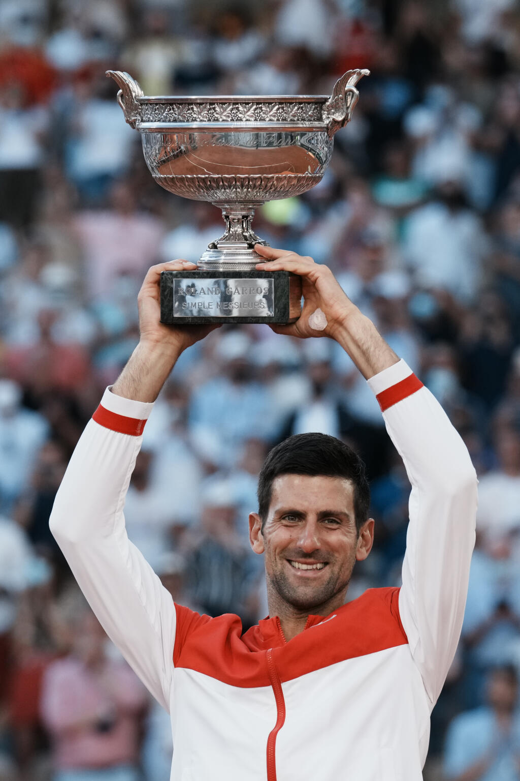 WA 109 Paríž - Srbský tenista Novak Djokovič pózuje s trofejou po výhre nad Grékom Stefanosom Tsitsipasom vo finále mužskej dvojhry na grandslamovom turnaji Roland Garros v Paríži 13. júna 2021. Djokovič vyhral 6:7, 2:6, 6:3, 6:2, 6:4 a získal celkovo devätnásty grandslamový titul, druhý na Roland Garros. Prvý titul na parížskej antuke vyhral v roku 2016. FOTO TASR/AP
Serbia's Novak Djokovic thumbs up with the cup after defeating Stefanos Tsitsipas of Greece in their final match of the French O