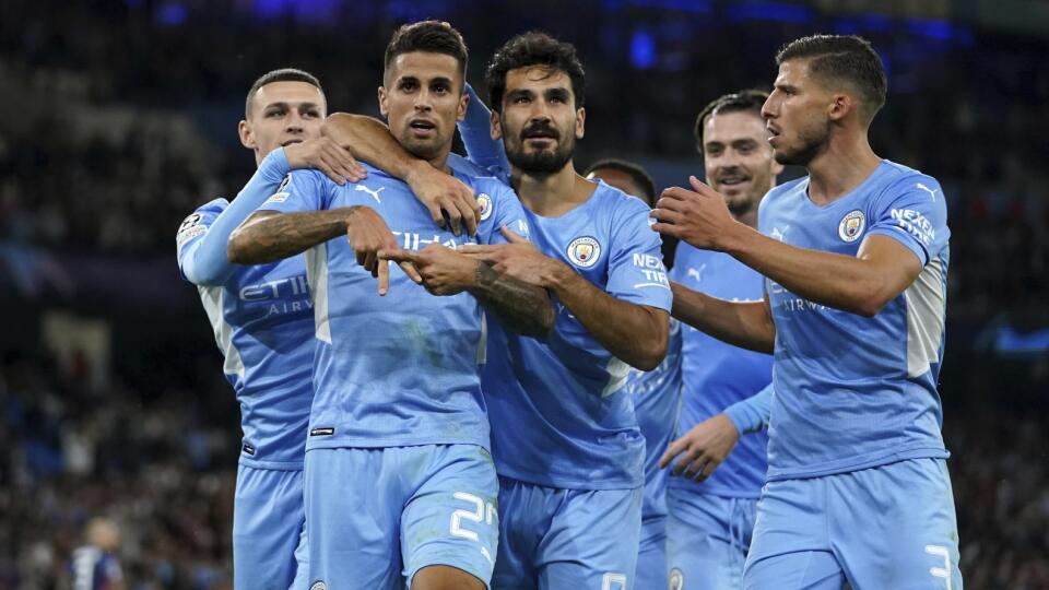 WA 18 Manchester - Futbalisti Manchestru City sa tešia po strelení gólu v zápase 1. kola A-skupiny Ligy majstrov Manchester City - RB Lipsko v Manchestri v stredu 15. septembra 2021. FOTO TASR/AP
Manchester City's Joao Cancelo, second left, celebrates with Phil Foden, left, Ilkay Gundogan, center, and Ruben Dias, right, after scoring during the Champions League Group A soccer match between Manchester City and RB Leipzig at the Etihad Stadium, Manchester, England, Wednesday Sept. 15, 2021. (M
