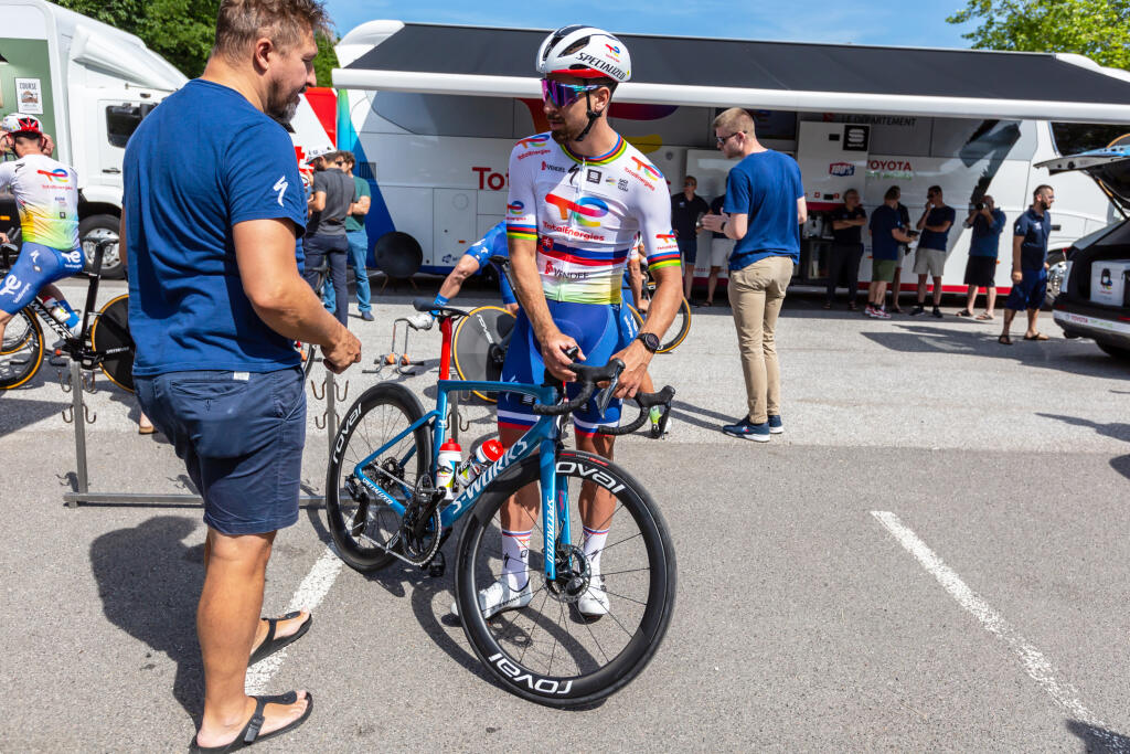 Sagan bol pred dnešnou úvodnou etapu skvele naladený. Úsmev mu však zmizol, pretože počas celého dňa pršalo.