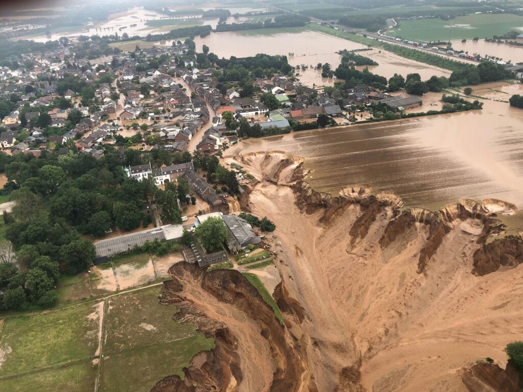 Hayley Fowlerová, ktorá vyučuje dosahy klimatických zmien na Univerzite v Newcastli, vysvetľuje, že globálne otepľovanie vedie k spomaleniu prúdenia vzduchu.