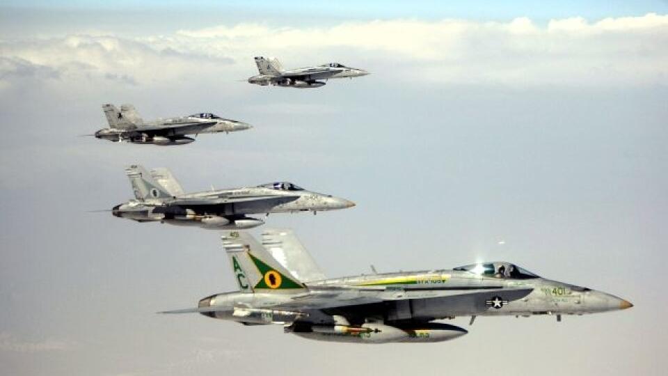 U.S. Navy F-18 planes wait for airborne refueling from a KC 10, not shown, during a mission, Tuesday, April 8, 2003. The refueling plane belongs to the 409th U.S. Air Force Expeditionary Group which is based in Burgas, Bulgaria. (AP Photo/Jockel Finck) ma22 Vzdušný priestor nad juhovýchodným Tureckom - Americké bojové lietadlá typu F-18 èakajú 8. apríla 2003 poèas misie na doplnenie zásob paliva vo vzduchu zo zásobovacieho stroja KC 10. Zásobovacie lietadlo patrí k 409. expediènej skupine ameri