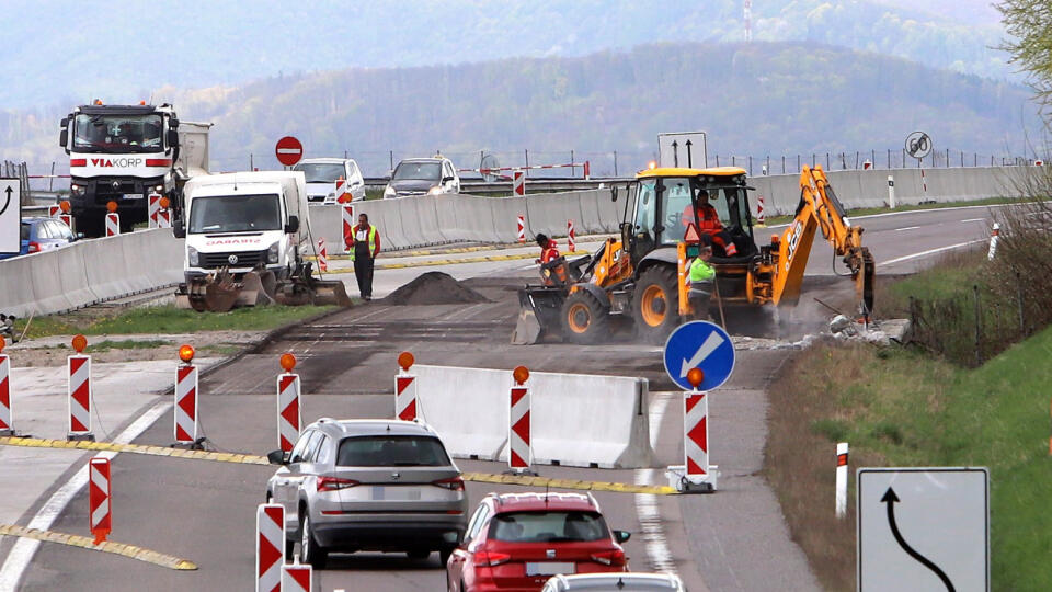 Komplexná obnova mosta pri obci Badín na rýchlostnej ceste R1 medzi križovatkami Sliač a Kremnička si vyžaduje dopravné obmedzenia. Z dôvodu rekonštrukcie mosta pri Badíne Národná diaľničná spoločnosť (NDS) uzavrela ľavý jazdný pás R1 v km 153,92 až 154,20. Obmedzenie platí do 26. júna. Doprava je presmerovaná pred a za mostom cez prejazdy stredným deliacim pásom do pravého jazdného pásu, kde je vedená obojsmerne. Na snímke z 25. apríla 2022 rekonštrukcia mosta pri obci Badín v okrese Banská Bys