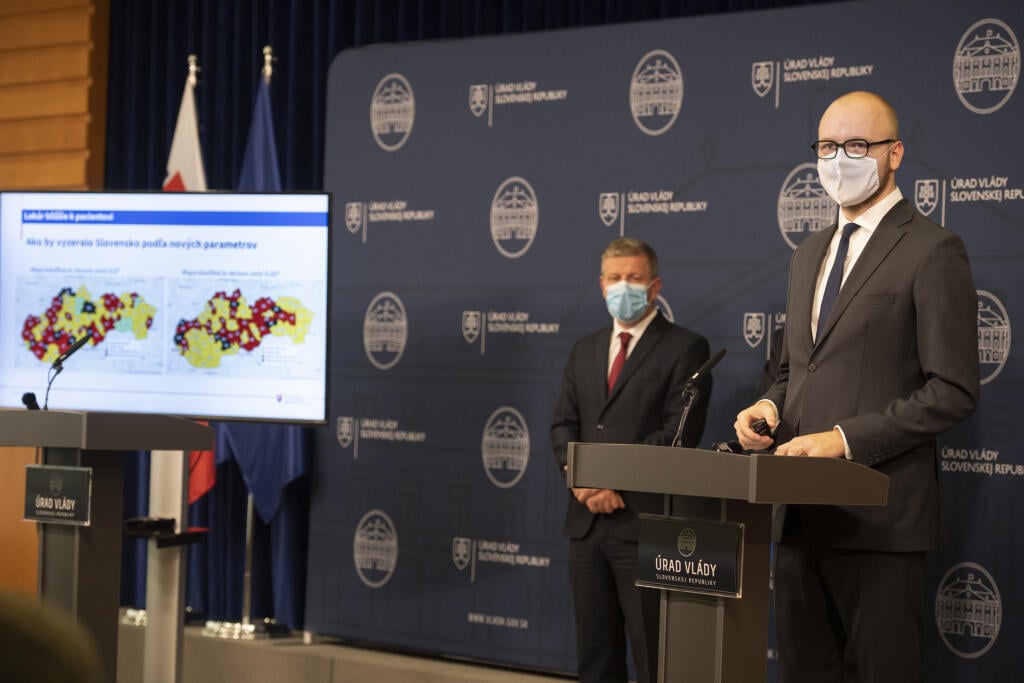 Na snímke vpravo generálny riaditeľ Sekcie reformnej agendy Oskar Dvořák a vľavo minister zdravotníctva Vladimír Lengvarský počas tlačovej konferencie k reforme nemocníc 29. septembra 2021 v Bratislave.