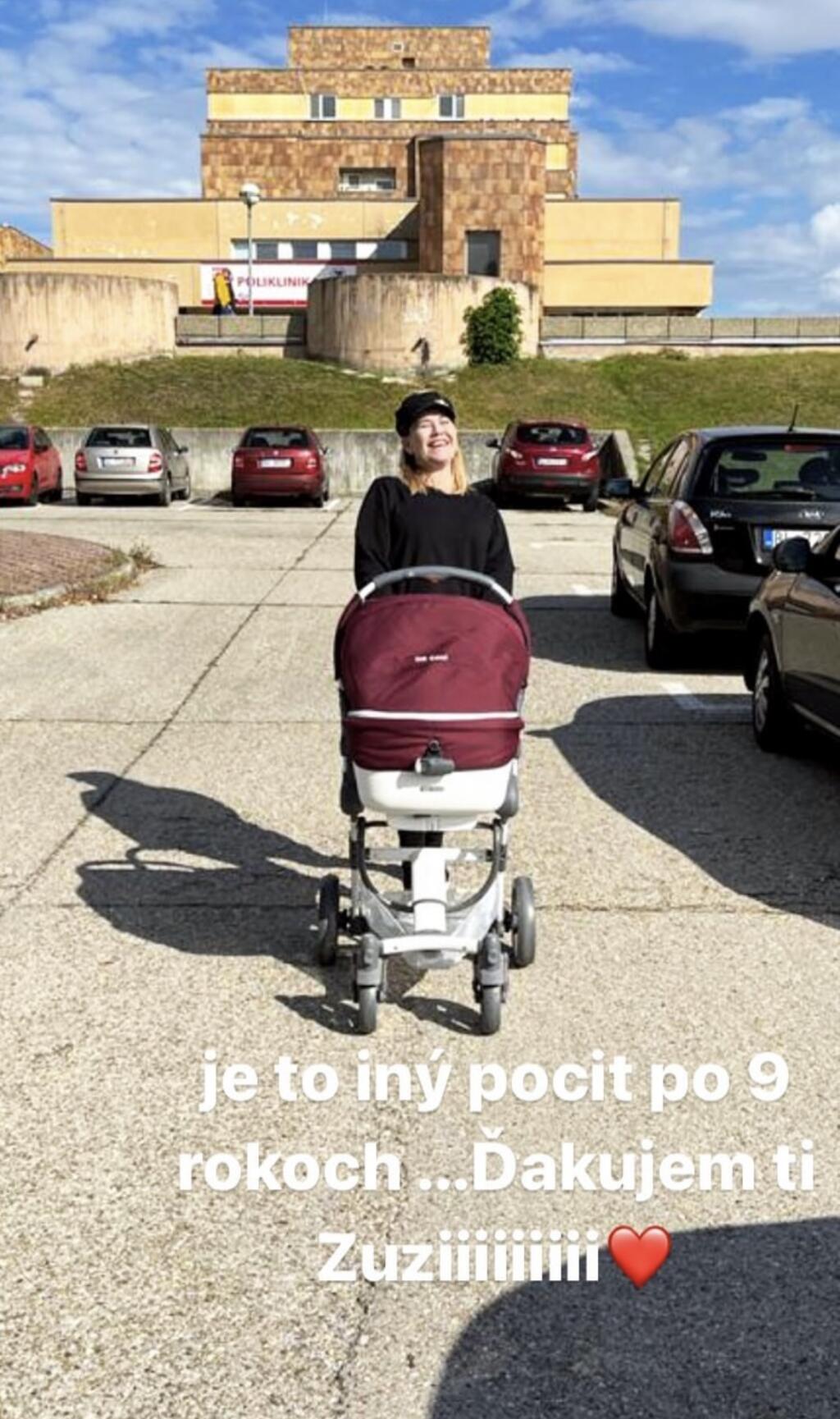 Haasová uverejnila fotky z kočíkovania.