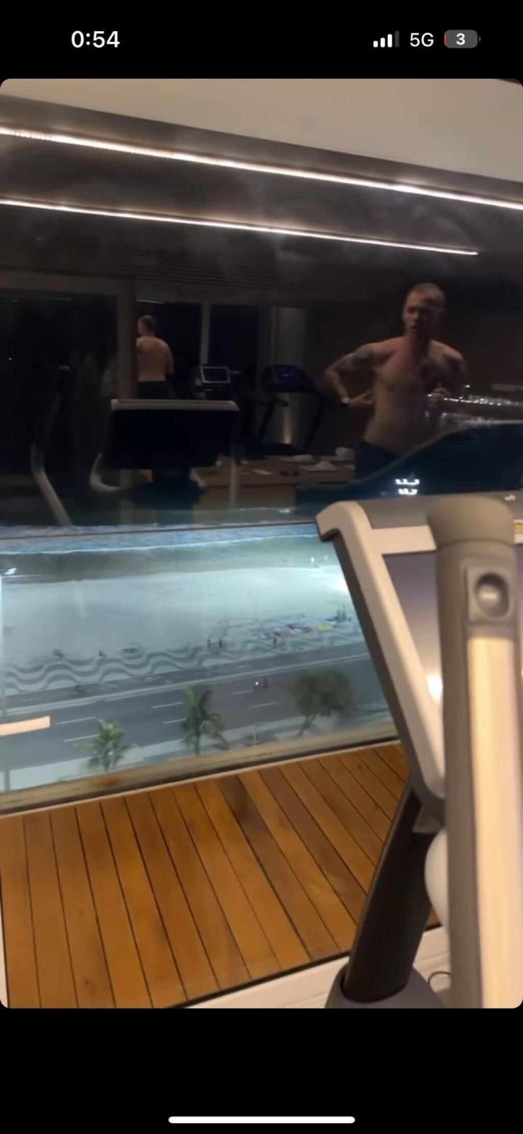 Ondrej Duda však neprišiel len vylihovať. V hotelovej posilňovni poctivo maká a pripravuje sa na zimný návrat na trávniky.