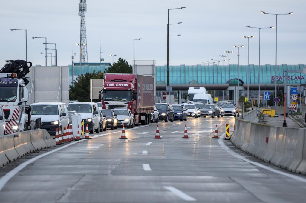 Na snímke kolóna áut počas policajnej kontroly na hraniciach medzi Rakúskom a Slovenskou republikou na hraničnom prechode Bratislava - Jarovce / Kittsee vo štvrtok 29. septembra 2022. Česko aj Rakúsko zaviedli dočasné zavedenie kontrol na hraniciach so Slovenskom od polnoci zo stredy na štvrtok. Dôvodom je zvýšená migrácia. FOTO TASR - Pavol Zachar