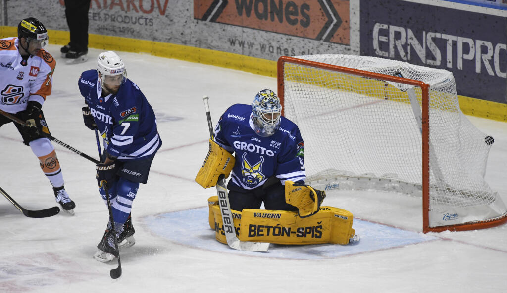 Na snímke vpravo brankár Marcel Melicherčík (Spišská Nová Ves) inkasuje prvý gól v zápase 21. kola hokejovej Tipos extraligy HC Košice - HK GROTTO Spišská Nová Ves 27. novembra 2022 v Košiciach.