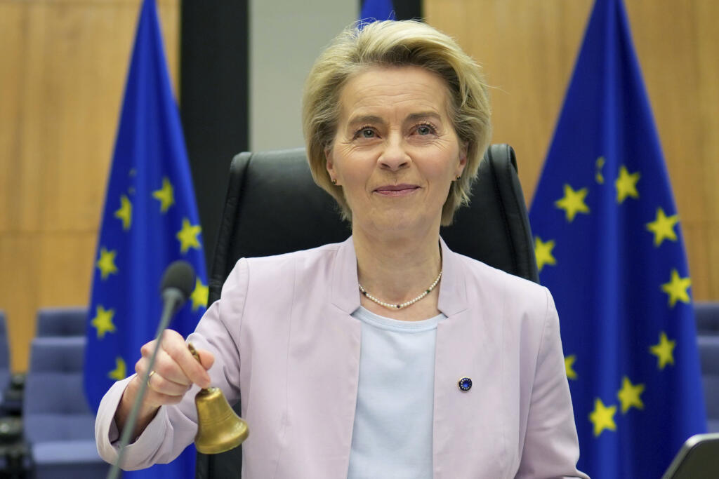 AZ7 Brusel - Na snímke predsedkyňa Európskej komisie Ursula von der Leyenová zvoní zvončekom na znamenie začiatku zasadnutia kolégia komisárov v sídle EÚ v Bruseli v stredu 5. februára 2025. FOTO TASR/AP


European Commission President Ursula von der Leyen rings a bell to signify the start of the weekly College of Commissioners meeting at EU headquarters in Brussels, Wednesday, Feb. 5, 2025. (AP Photo/Virginia Mayo)