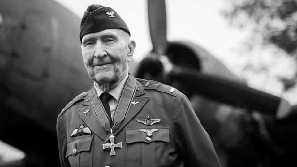 WA 65 archív Frankfurt - Na archívnej snímke z 21. novembra 2016 bývalý americký pilot Gail Halvorsen pózuje pri pamätníku pred jedným z historických lietadiel na letisku vo Frankfurte nad Mohanom.