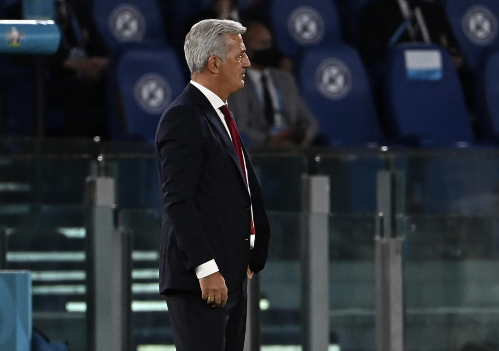 EBE 41 Rím - Na snímke tréner Švajčiarska Vladimir Petkovič v zápase A-skupiny na majstrovstvách Európy vo futbale 2021 Taliansko – Švajčiarsko v stredu 16. júna 2021 v Ríme. FOTO TASR/AP
Switzerland's manager Vladimir Petkovic looks on during the Euro 2020 soccer championship group A match between Italy and Switzerland at Olympic stadium in Rome, Wednesday, June 16, 2021. (Andreas Solaro/Pool Photo via AP)